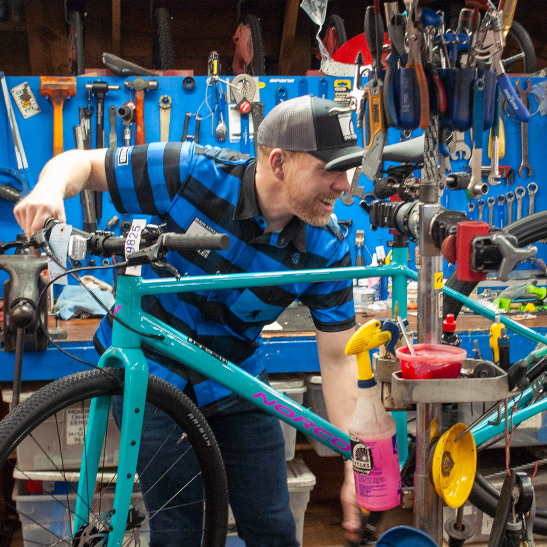 repair-rob-bikestand-square Checking bike gears
